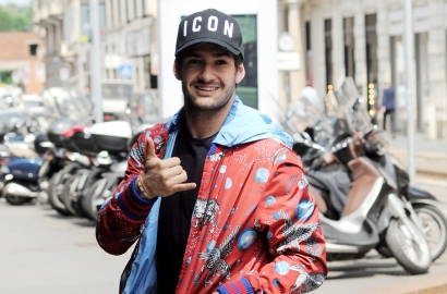 中国“文化”潮装现身米兰街头比“666”