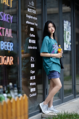 一个特色酒吧碰见这个姐姐