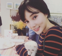 李小璐少女心依旧 玩小猫眼神中尽是宠溺