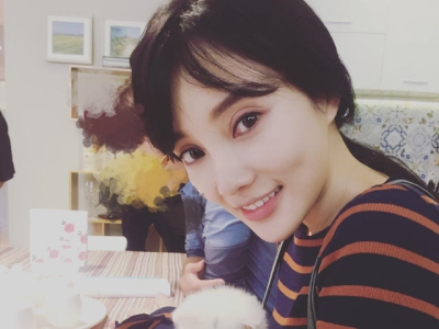 李小璐少女心依旧 玩小猫眼神中尽是宠溺